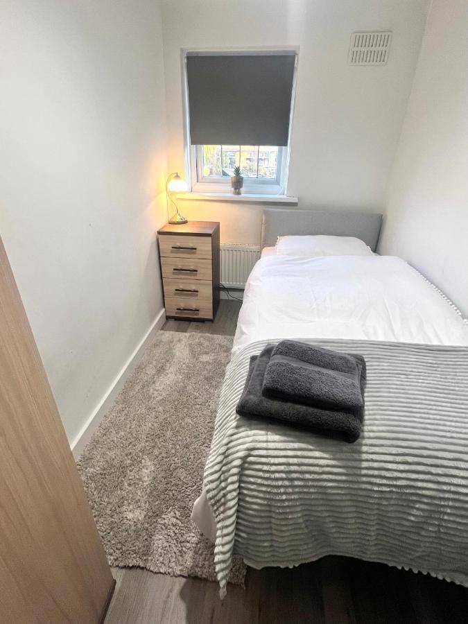 Lovely Single Room Londen Buitenkant foto